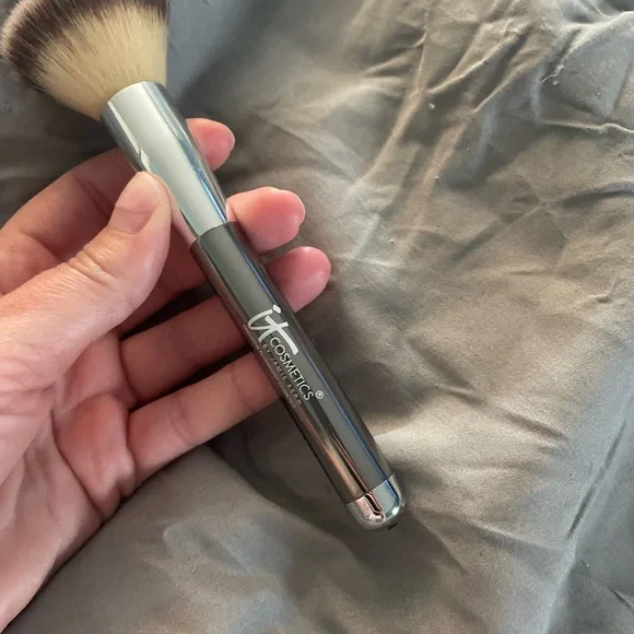 SOLD ❌ NWOT IT Cosmetics Silver Makeup Brush - Picture 2 of 5